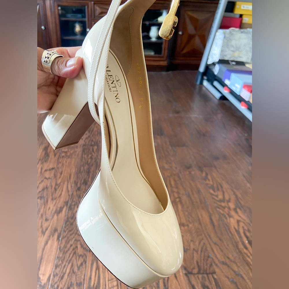 SOLD!! Leather Platform
Pumps VALENTINO GARAVANI 💲7️⃣5️⃣0️⃣SOLD!!